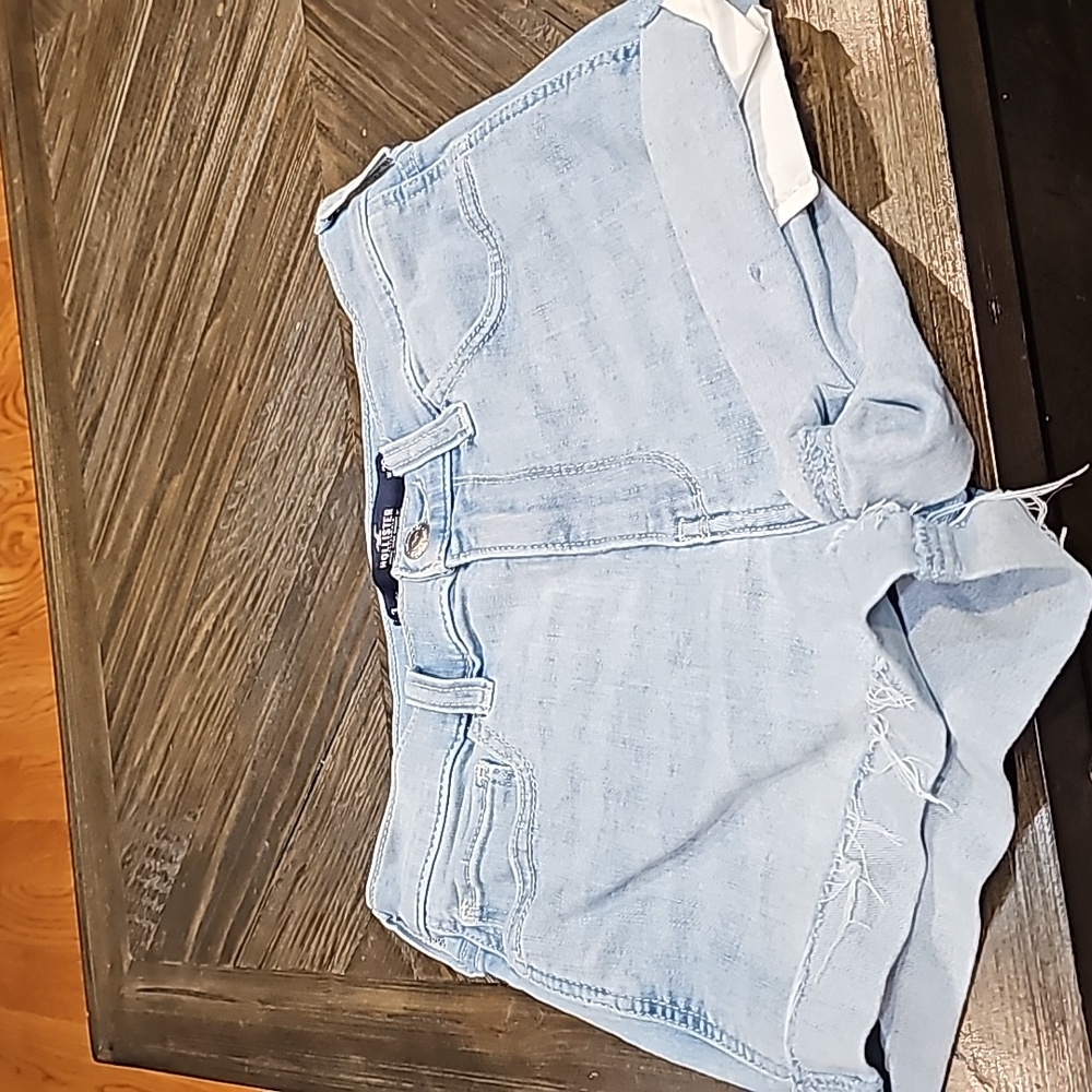 Womans Hollister High Rise Shorts, Soft Stretch, 3" seam, size 26 waist